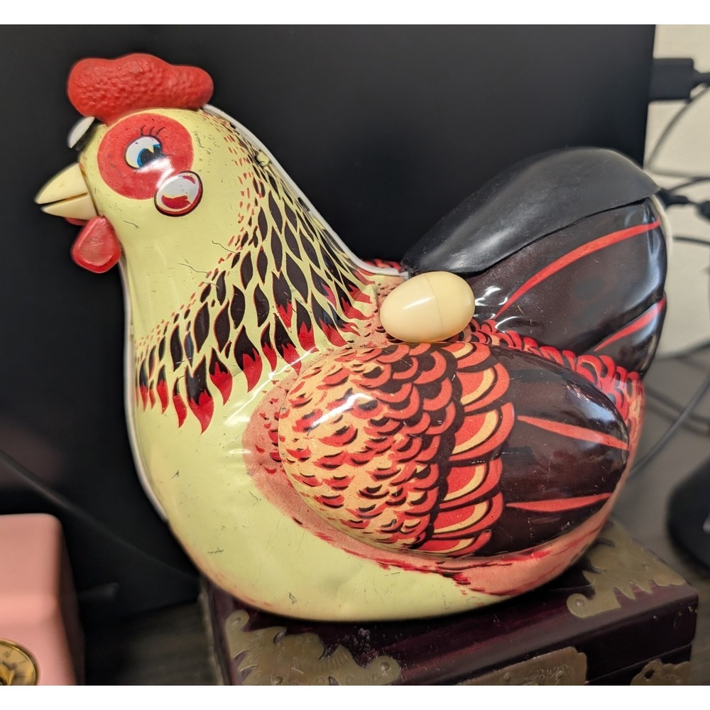 VTG Kitsch 60s LAYING HEN TIN Toy with 1 EGG WORKS! Chicken Farm.